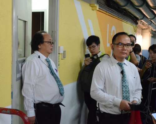 淘大花園居民包圍管理處要求交代