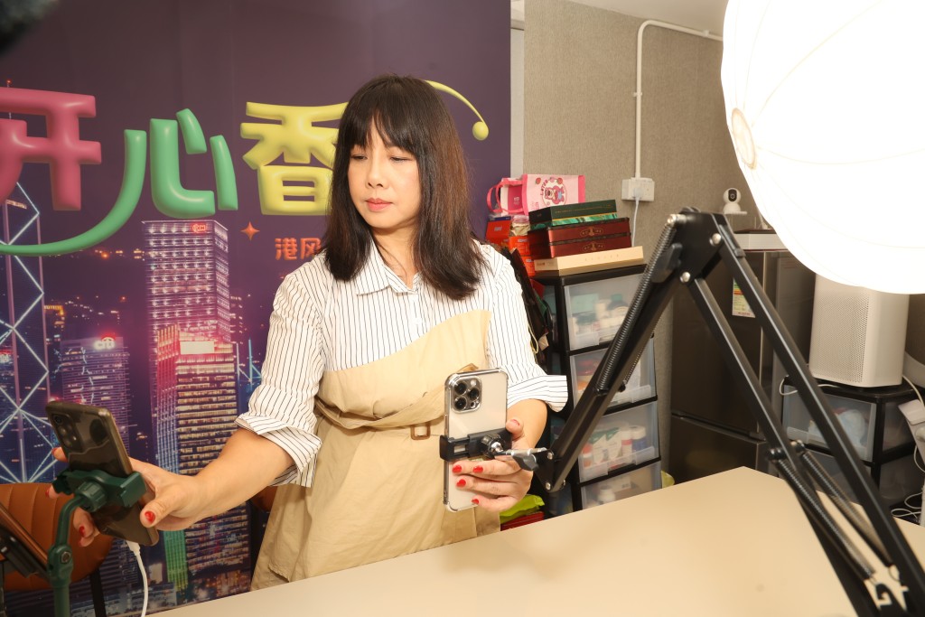 黃梓瑋稱只要不用開工，她便會開直播與網民互動。