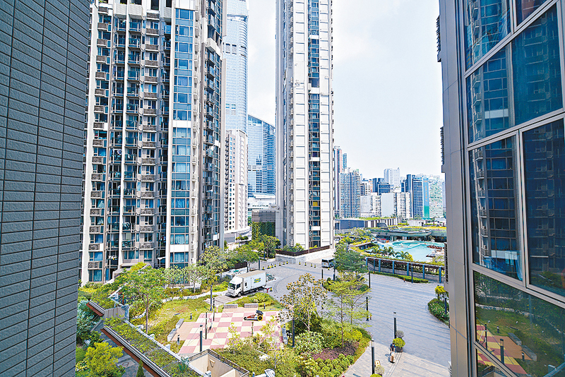 ■從露台外望，主要是內園及泳池。