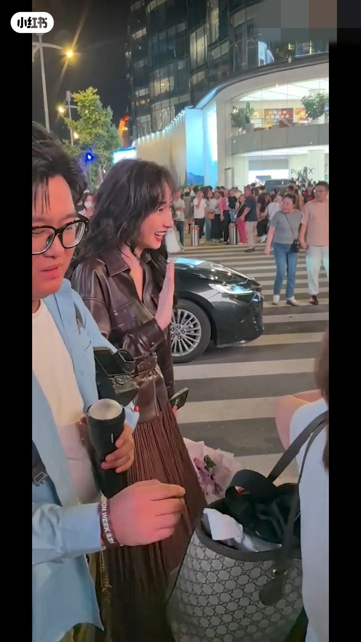 湯暢迅速平復心情,大方對著周圍的粉絲揮手打招呼,非常親民。 湯暢迅速平復心情,大方對著周圍的粉絲揮手打招呼,非常親民。