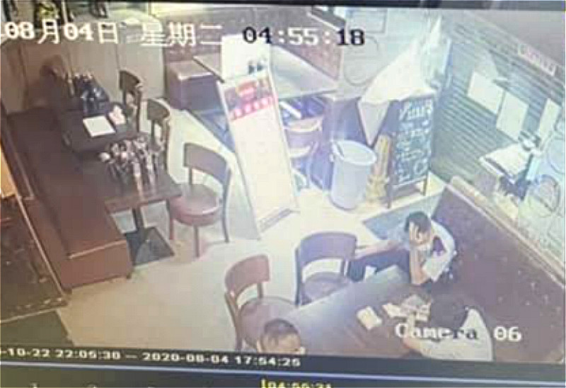 有食店指控警員闖入搜查店內物品。La Tessa圖片