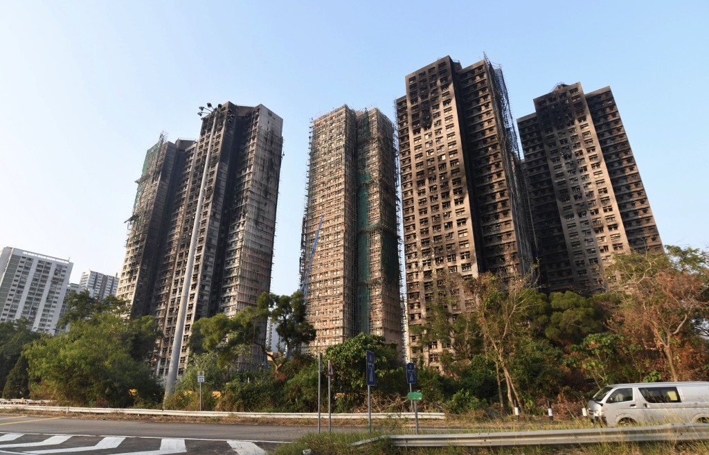 去年11月宏福苑發生五級大火，有議員關注當局未有使用緊急警示系統。資料圖片