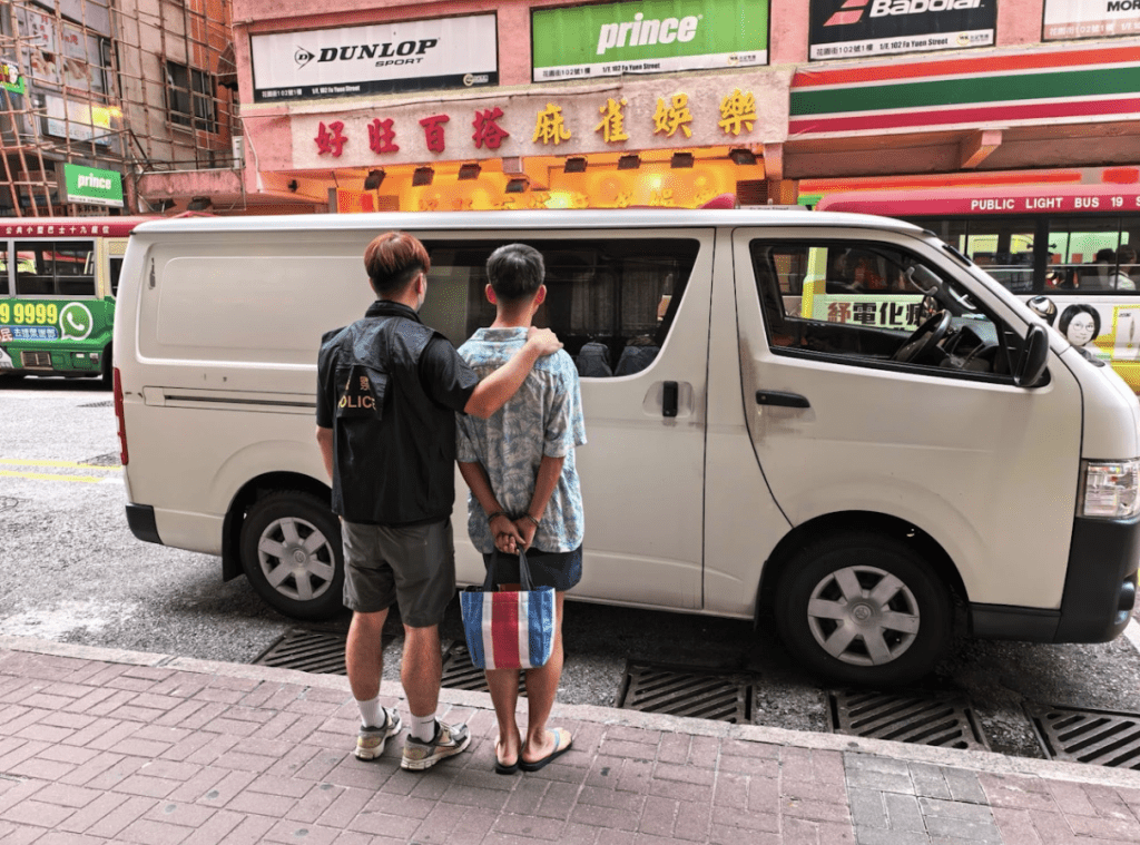 警亞皆老街店舖檢3200隻鹹碟，48歲男被捕。警方圖片