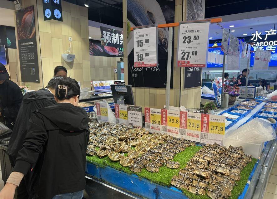 内地多地的大闸蟹售价也跌至历史低位。影片截图