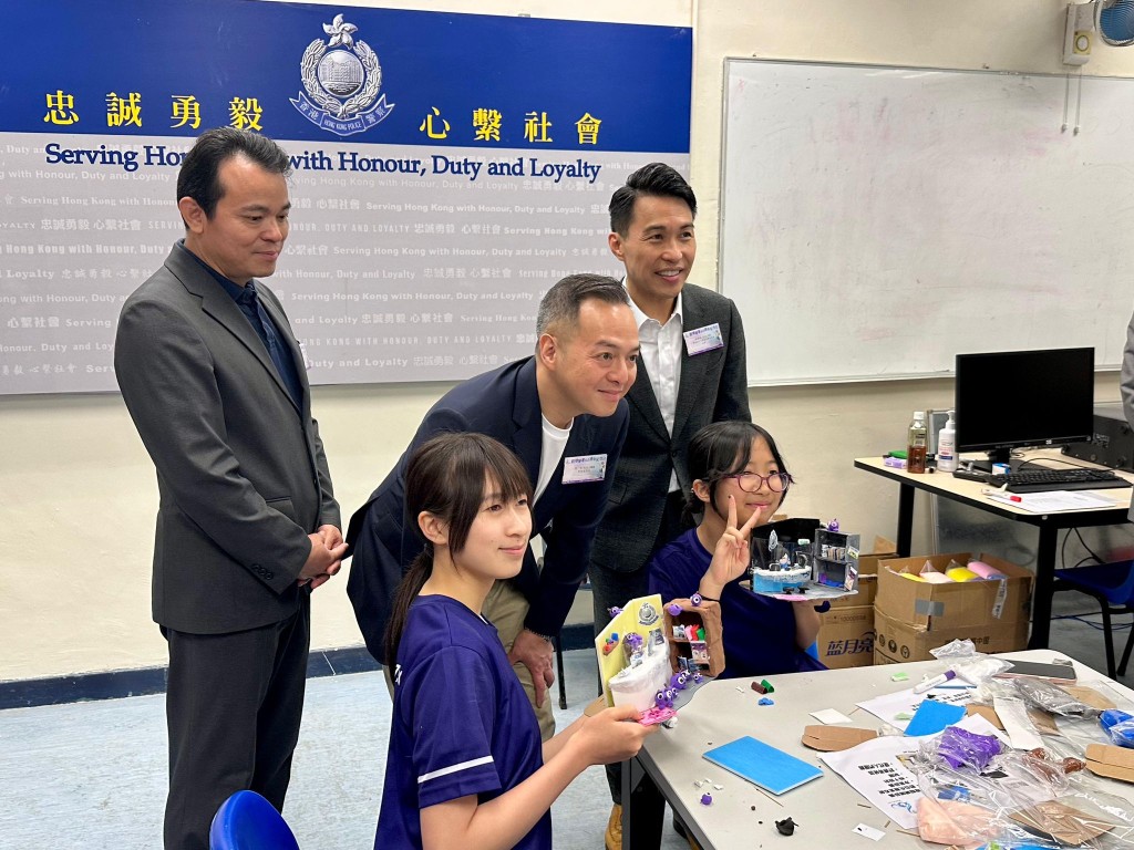 香港警務處處長周一鳴與青年交流。 香港警務處處長周一鳴與青年交流。