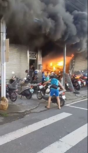 台灣彰化有民宅於清晨起火，民眾慌忙逃生。