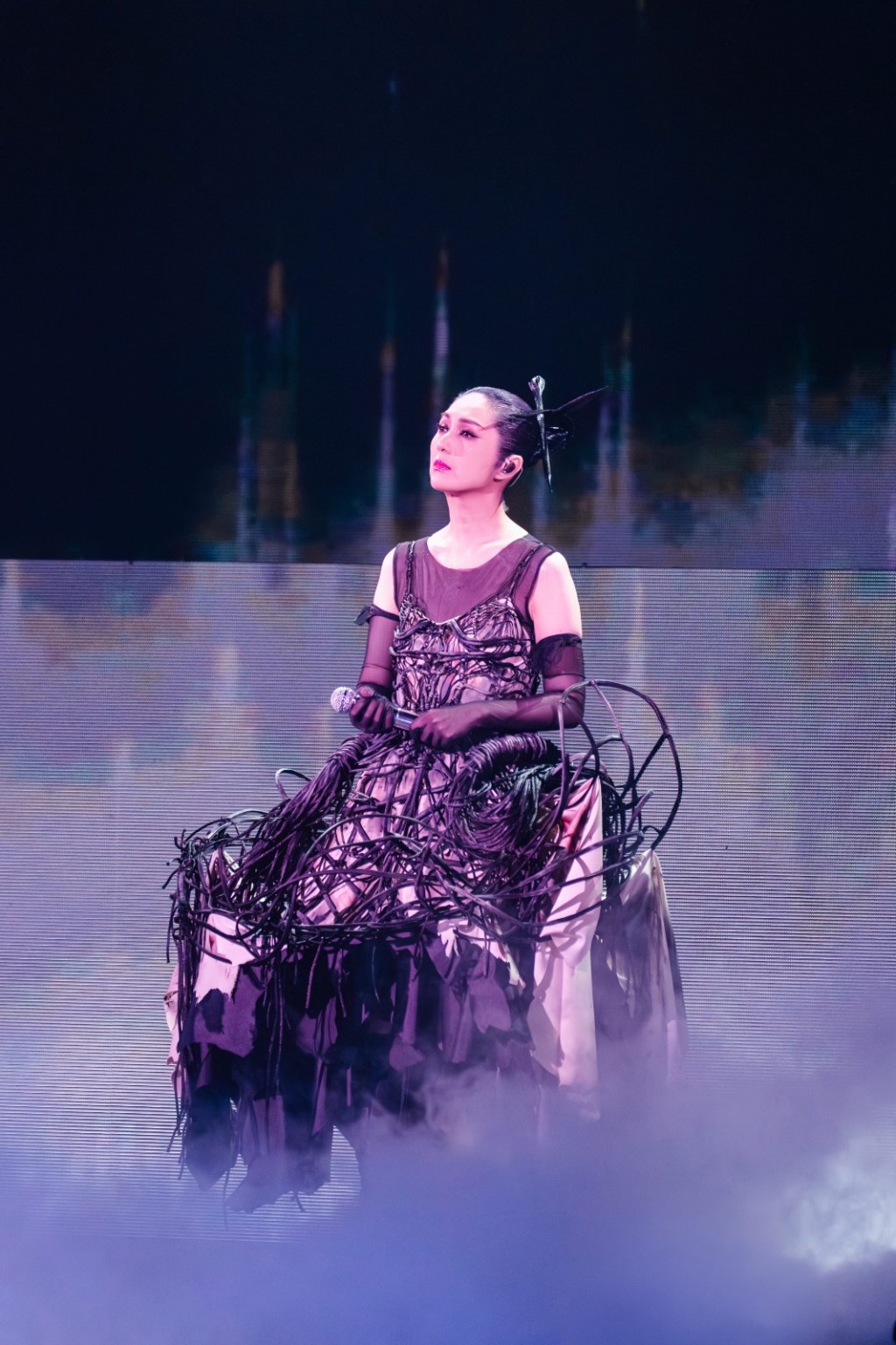 千嬅唱了六首經典歌「安歌」。 千嬅唱了六首經典歌「安歌」。