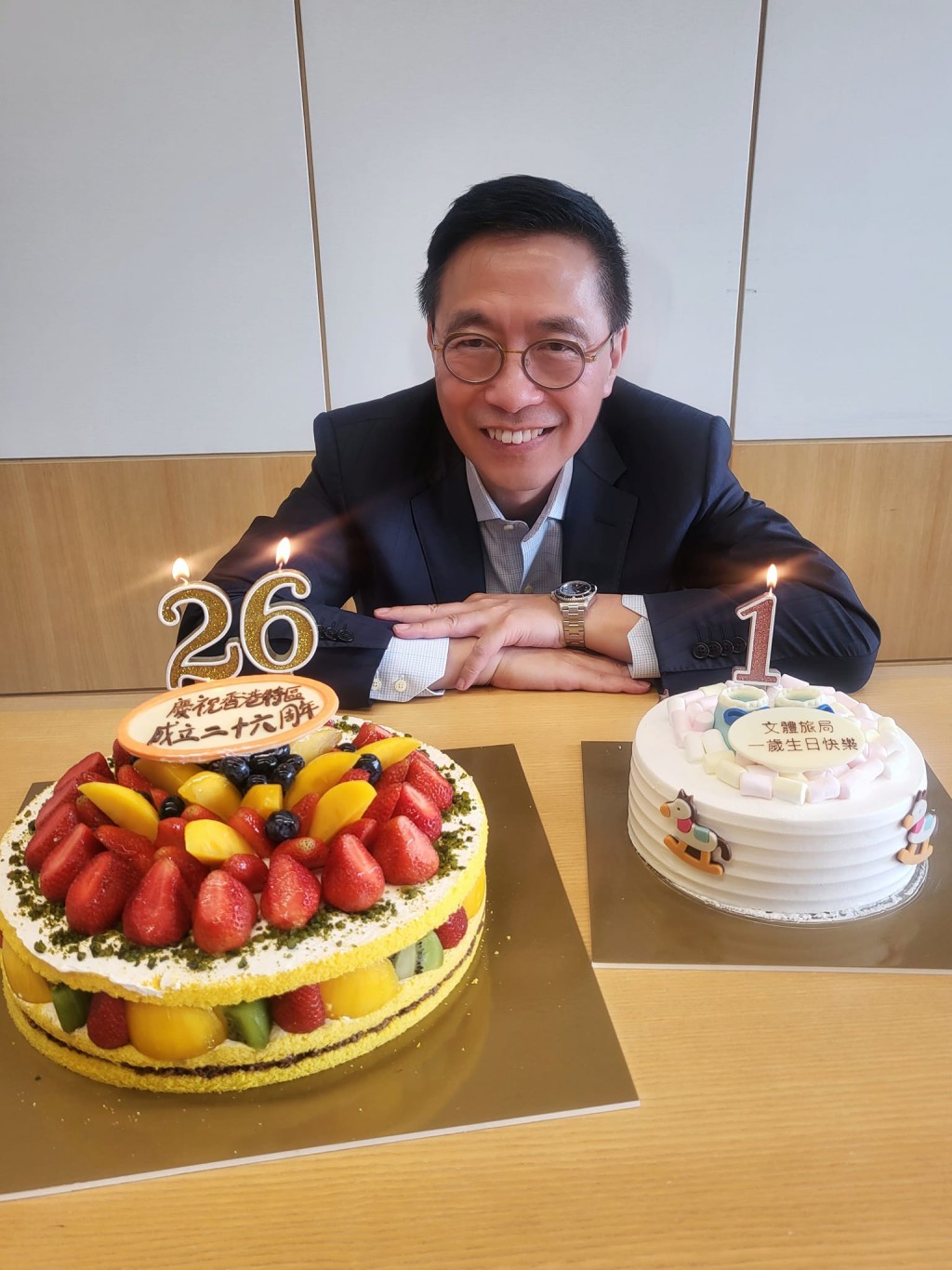 杨润雄跟工作团队一起切蛋糕庆祝，同时总结过去一年的工作以及展望未来发展。文化体育及旅游局FB图片