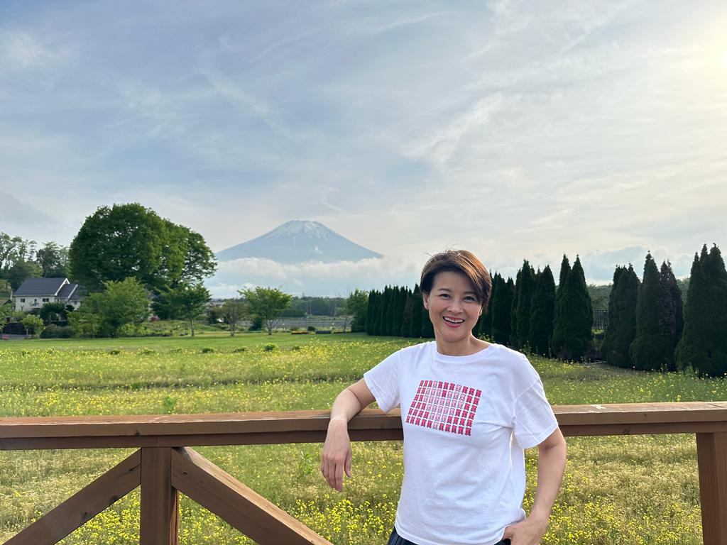 珊姐在富士山前花田，影了多張靚相。