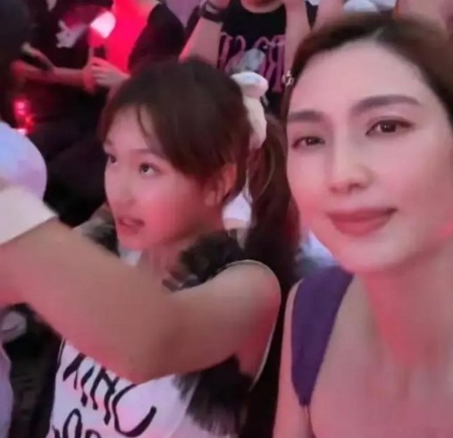 洪欣的女兒張晞彤已長得亭亭玉立。 洪欣的女兒張晞彤已長得亭亭玉立。
