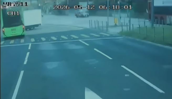 貨車在對面由寶琳路右轉入寶達邨。網片截圖