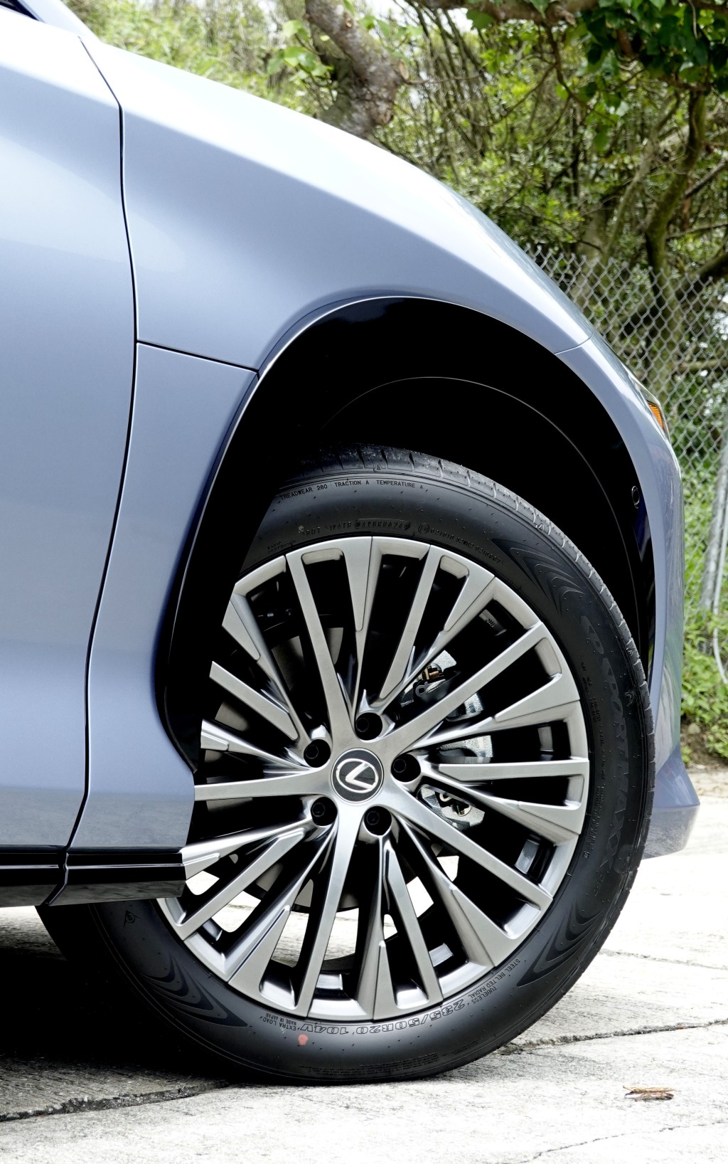 凌志RZ300e Luxury純電動SUV標準裝備20吋胎軨。