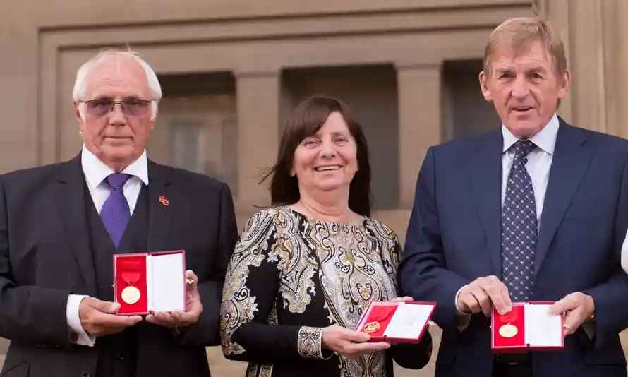 紅軍殿堂杜格利殊(右)亦曾獲頒利物浦市自由勳章榮譽。