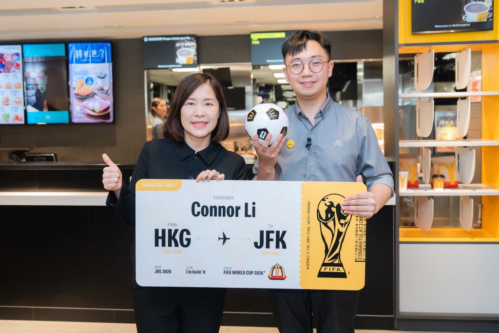 香港麥當勞行政總裁黎韋詩親身感謝餐廳經理兼盤存系統專家 Connor 在管理餐廳營運上所付出的努力,向他送上紐約來回機票及今屆世界盃決賽門票。 香港麥當勞行政總裁黎韋詩親身感謝餐廳經理兼盤存系統專家 Connor 在管理餐廳營運上所付出的努力,向他送上紐約來回機票及今屆世界盃決賽門票。