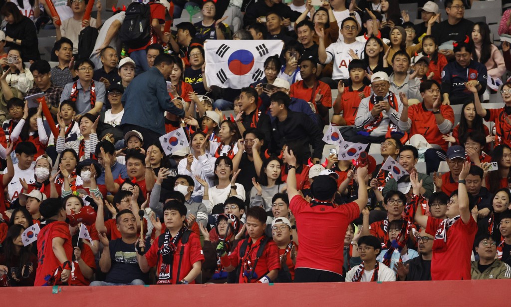 不少韩国球迷入场支持客队。路透社