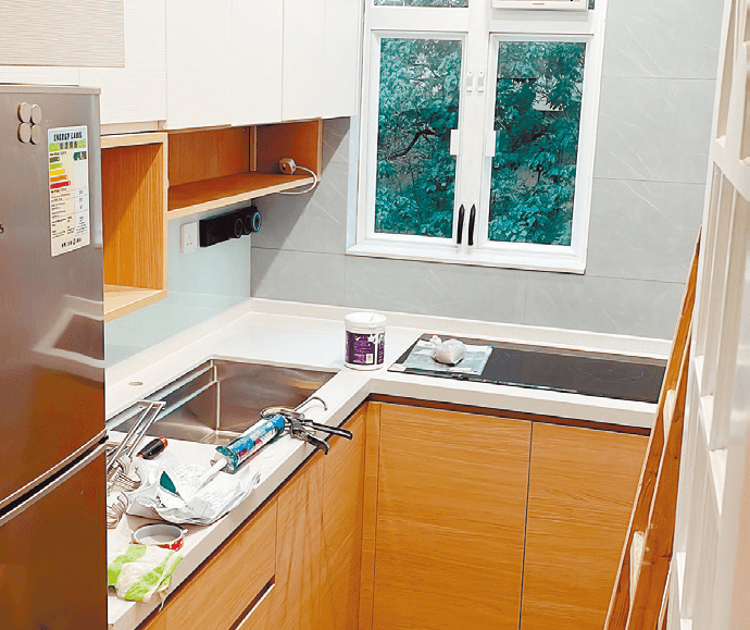廚房設多組廚櫃及置物架，可將廚房用品分門別類。