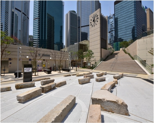 園內的鐘樓和十九世紀殘存海堤遺跡的花崗石。