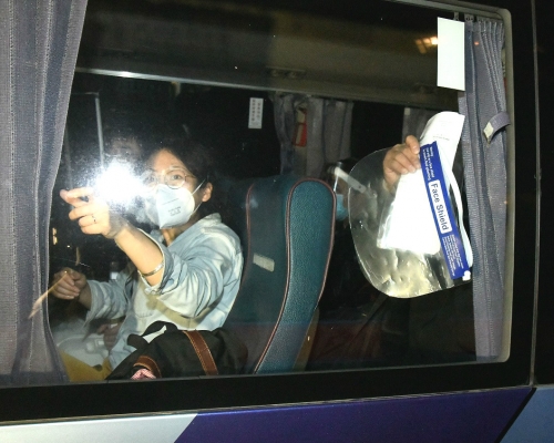 曾滯留機場旅客送往檢疫中心。
