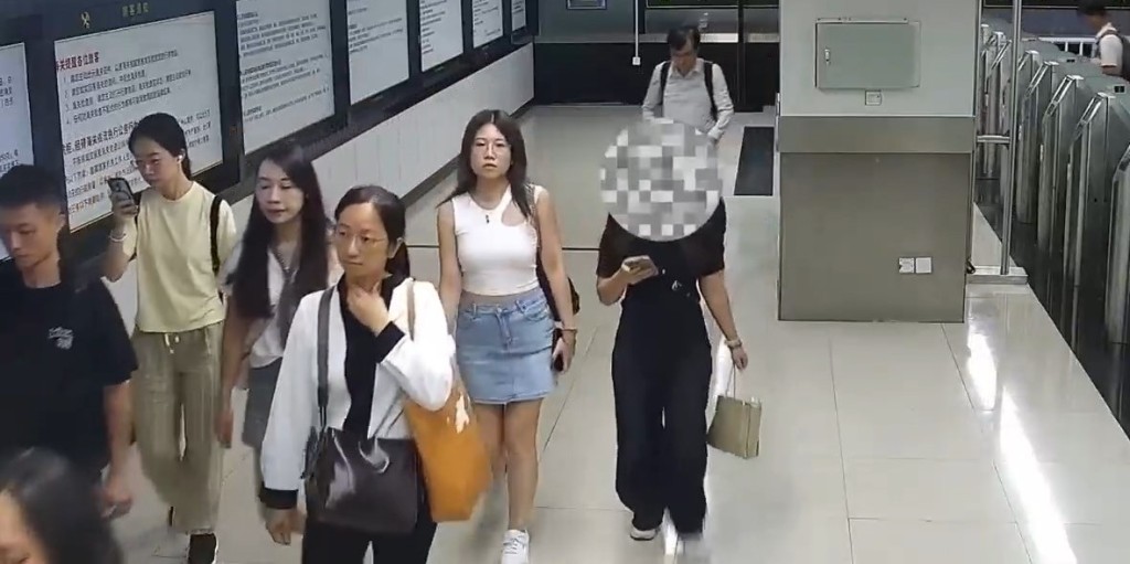 一名黑衣女经罗湖口岸北上过关时,被发现胸藏3只名表。海关发布 一名黑衣女经罗湖口岸北上过关时,被发现胸藏3只名表。海关发布