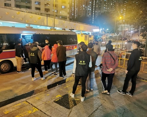 15人涉街頭聚賭兼犯限聚令。警方圖片
