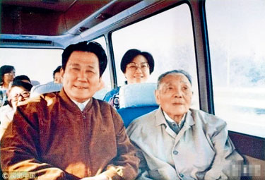 ■一九九三年，張百發陪同鄧小平視察北京市內建設。