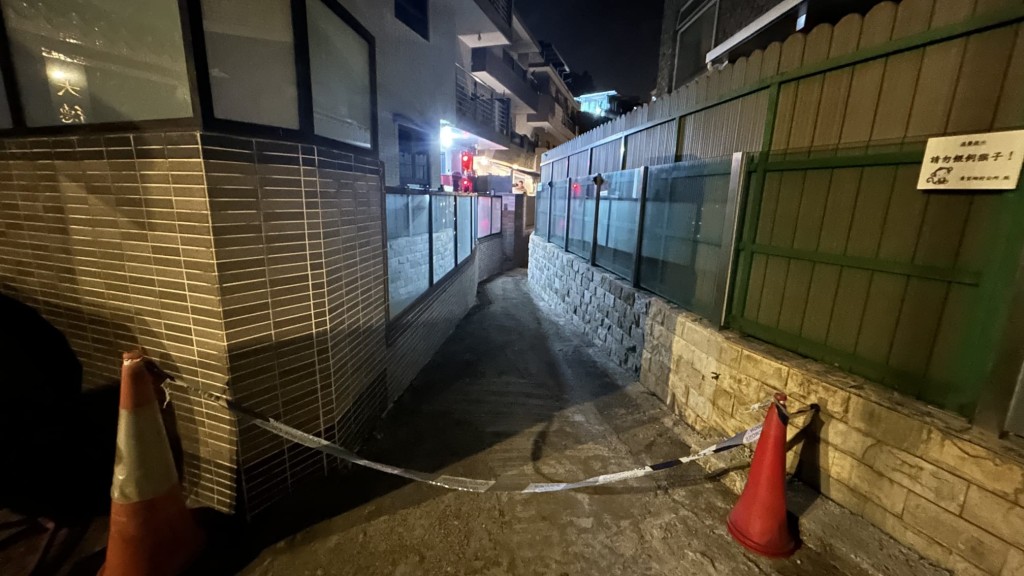 自昨午柳俊江的遺體被發現，警方在涉事單位的村屋外一條小路架設封鎖。