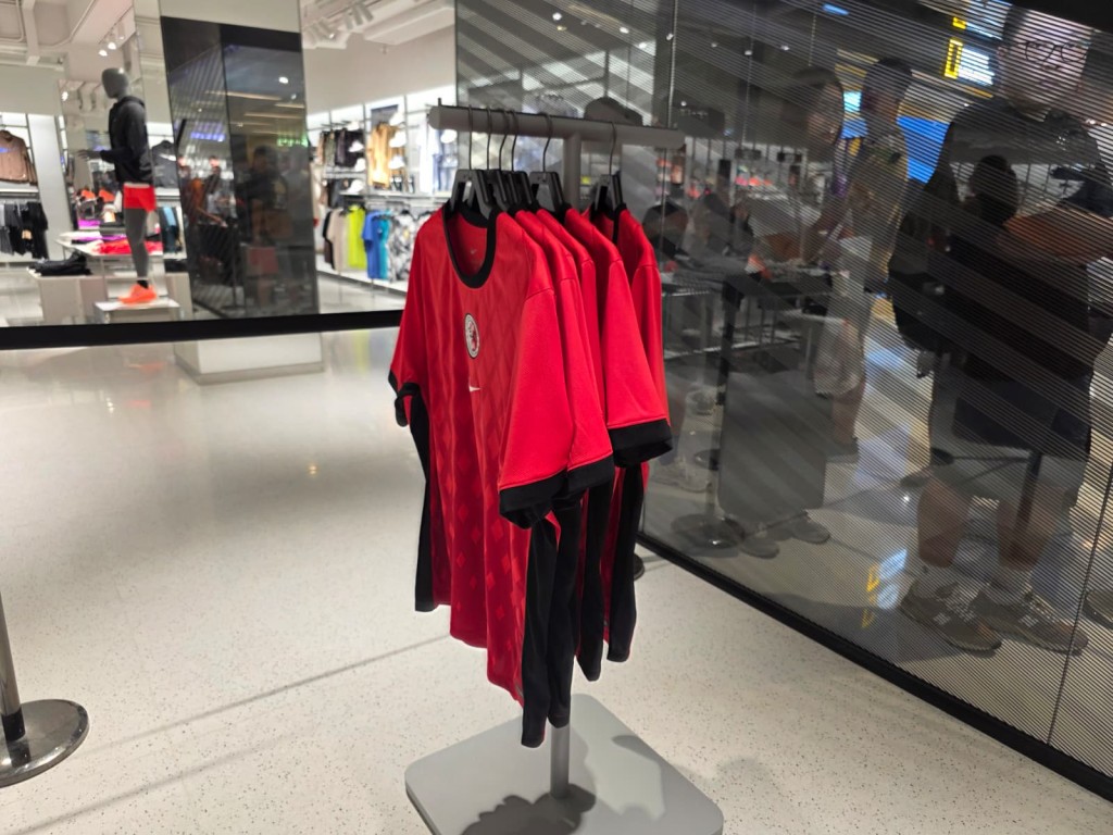 早前啟德零售館外排頭位的球迷5時半便到達。