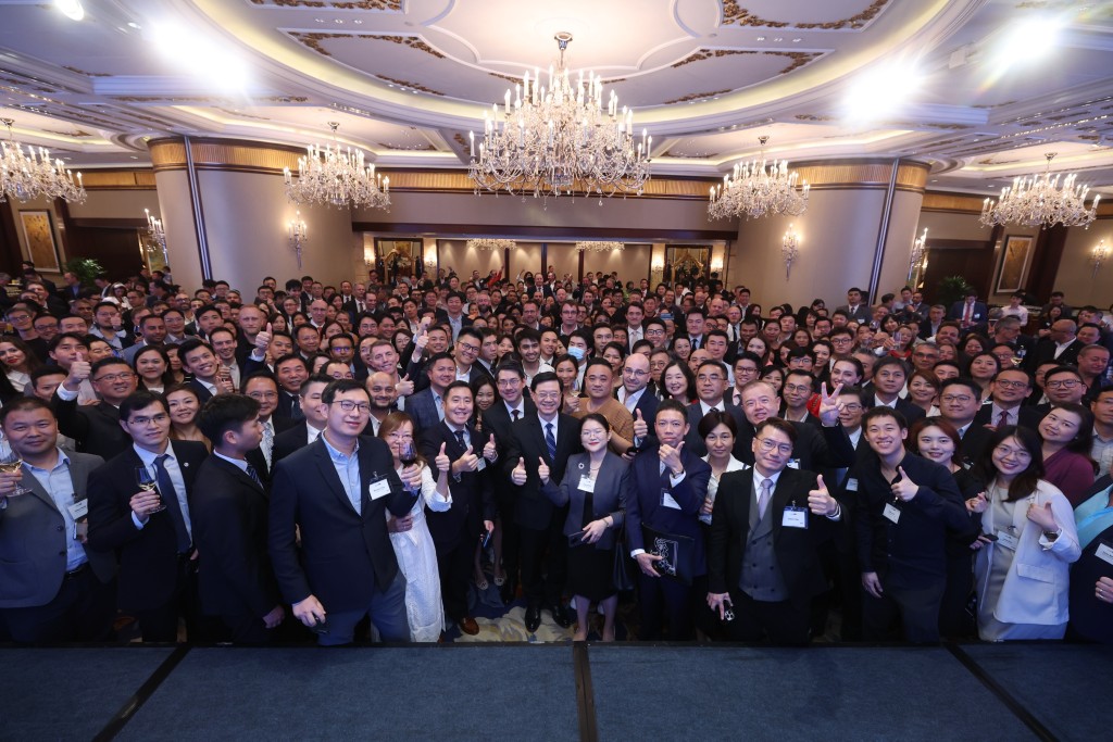 超過400位受邀出席酒會的嘉賓來自世界各地不同行業的公司代表，他們曾經於過去3年得到投資推廣署協助在香港設立業務。（政府新聞處）
