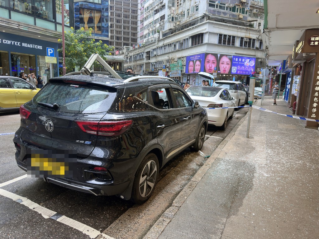 鋁窗直插入車廂內。梁國峰攝 鋁窗直插入車廂內。梁國峰攝