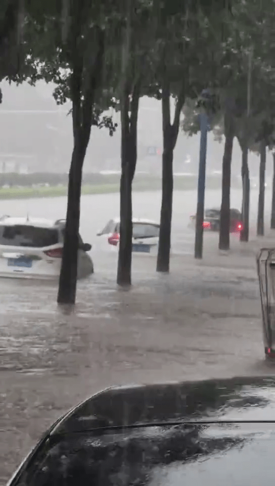 廣東暴雨下，市面的情況。