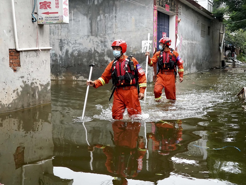 救援人員連日在河南多個受災縣市進行搜救。新華社圖片