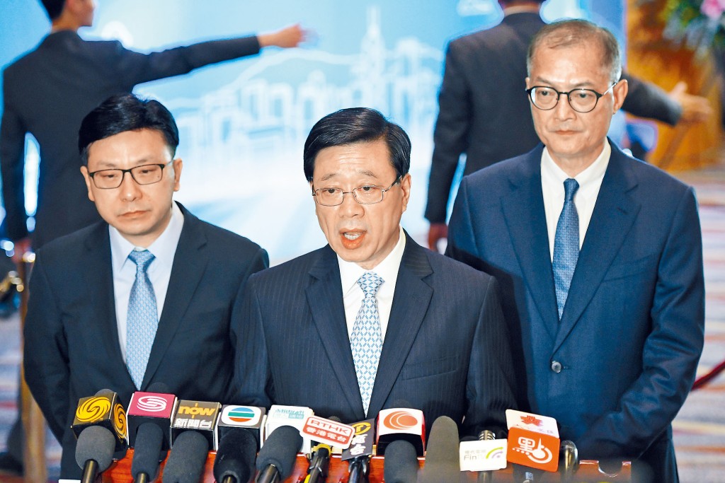 行政長官李家超（中）會見傳媒時，再次對鑽石山荷里活廣場發生的襲擊謀殺案事件感到難過。