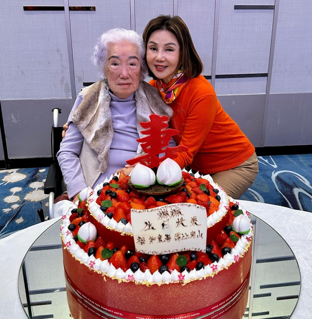 谢玲玲去年在社交网分享与“前奶奶”余宝珠（左）的庆生照。