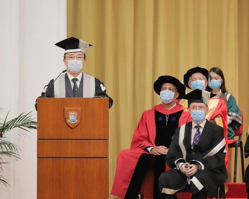 校長張翔致辭時勉勵學生積極討論和思辯，而同時彼此互相尊重、對自己的言行負責，以及遵守法律。港大圖片