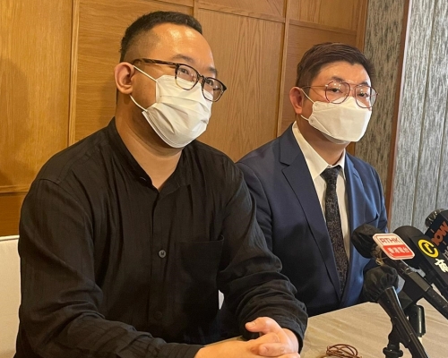 （左起）香港公共醫療醫生協會會長凌霄志、政府醫生協會主席張刻勁。