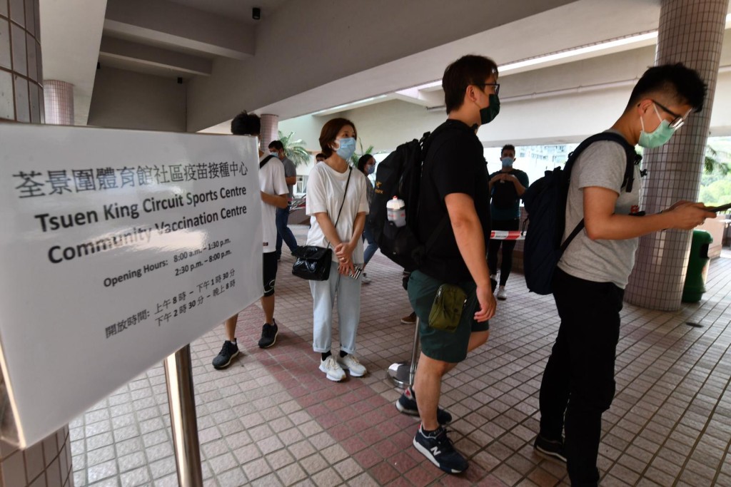 市民繼續前往接種復必泰疫苗。