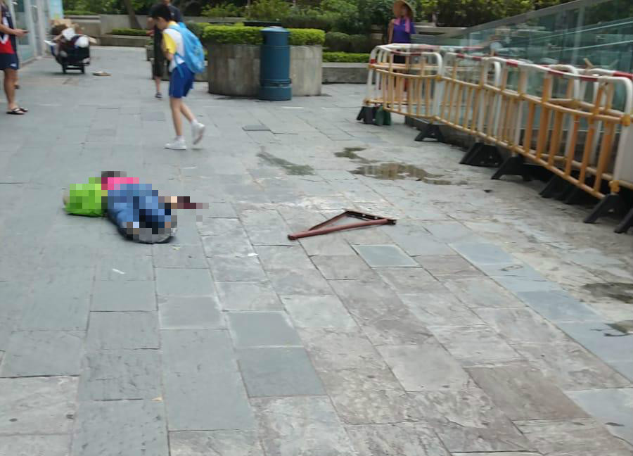 鐵架砸死女途人。