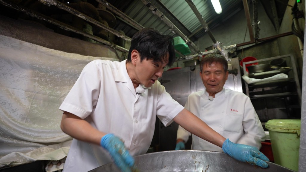 蕭正楠變「燒味師傅」。 蕭正楠變「燒味師傅」。