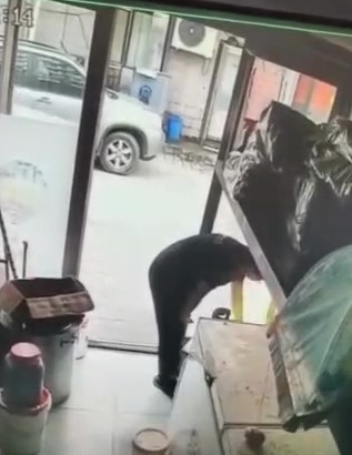 店内闭路电视拍下的情况。