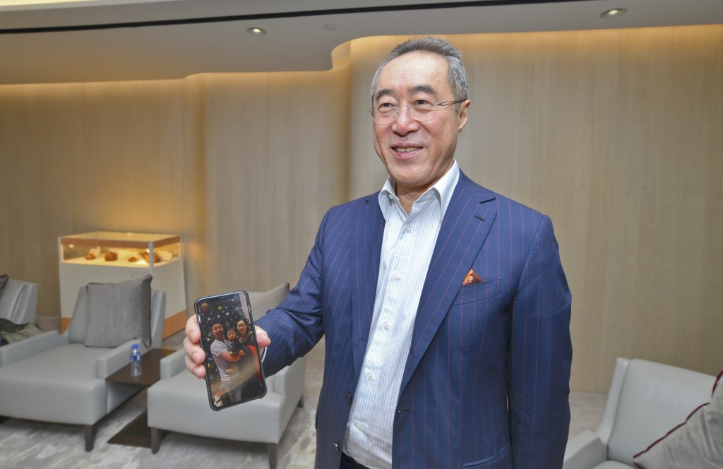 唐英年展示十四個月大的孫仔照片，現時已學懂走路，還在牙牙學語。
