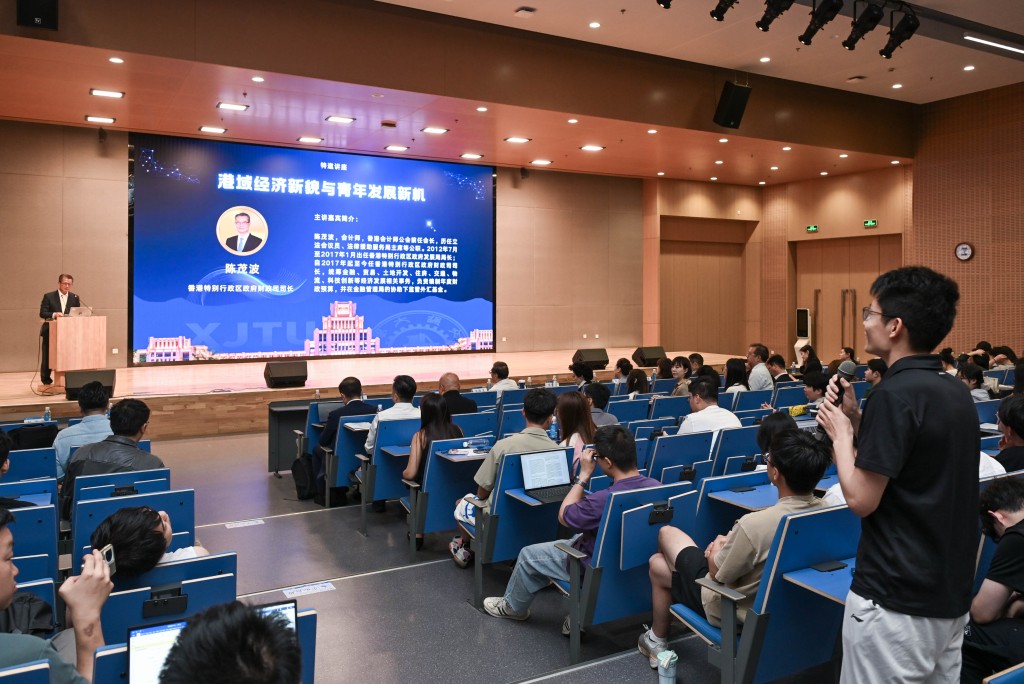 陳茂波於西安交通大學與學生交流。