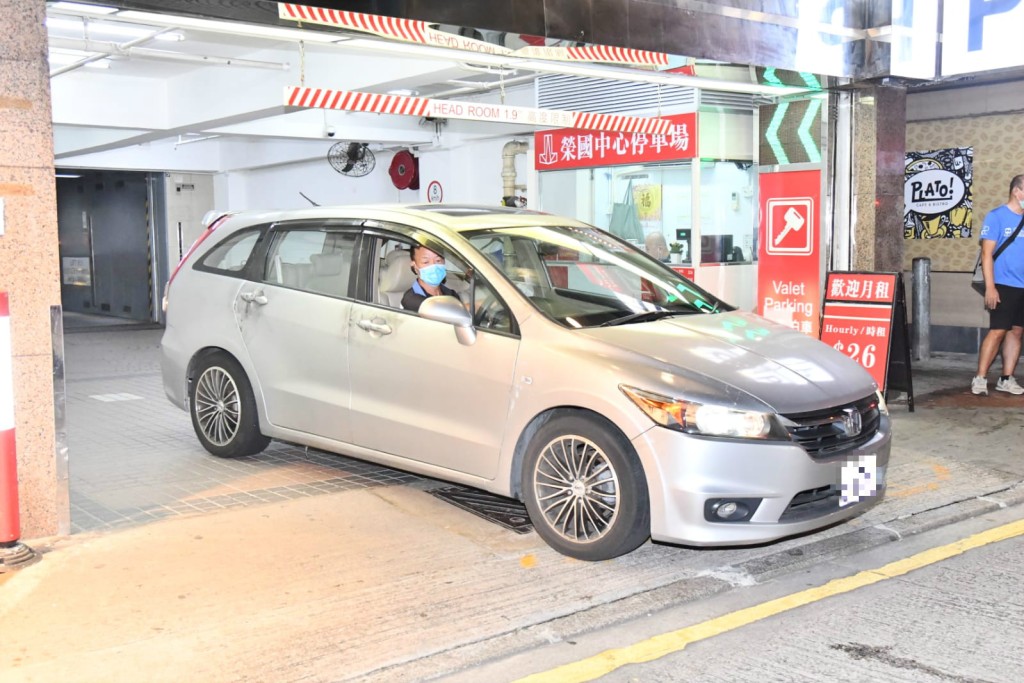 警員搜查私家車及套取指模。