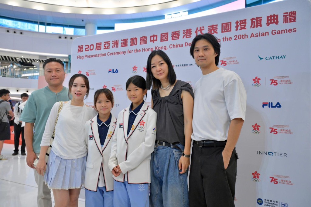 澄澄及萱萱和她们的家人。苏正谦摄