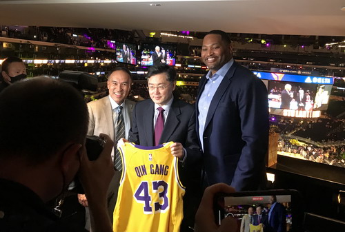 秦剛在美國NBA球員互動。