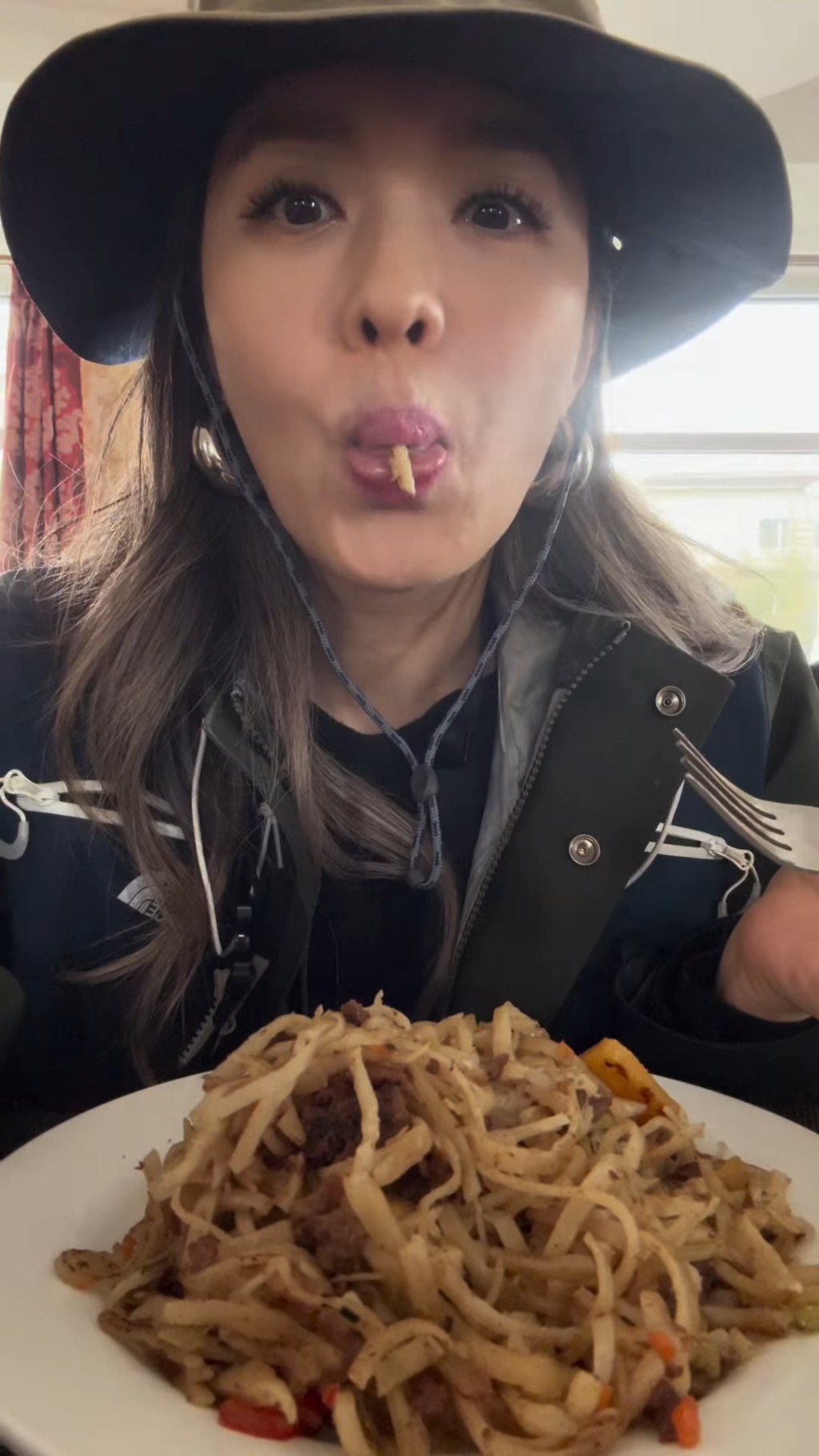 官恩娜在當地品嘗美食。 官恩娜在當地品嘗美食。