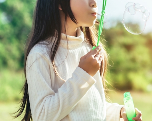 樓主小學時曾拿吹泡泡機到公園玩耍,卻因拒借給一名2歲女童,而遭對方家長大罵不懂分享。網圖(示意圖)