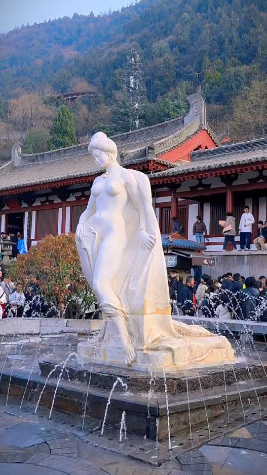 放置西安華清池35年的貴妃雕像，突被質疑裸露上身敗壞社會風氣。小紅書
