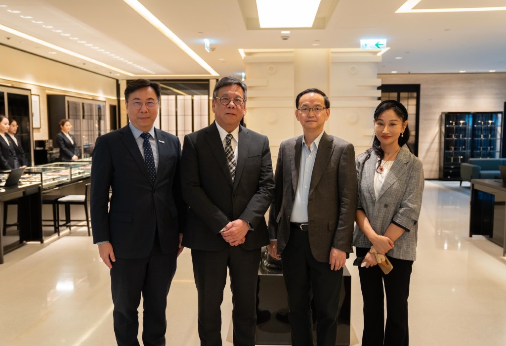 商務及經濟發展局局長丘應樺（左二）、投資署助理署長劉智元（左一）、老鋪黃金執行董事及副總經理馮建軍（右二）和老鋪黃金副總經理謝曉芬（右一）於國際金融中心新店內合照。