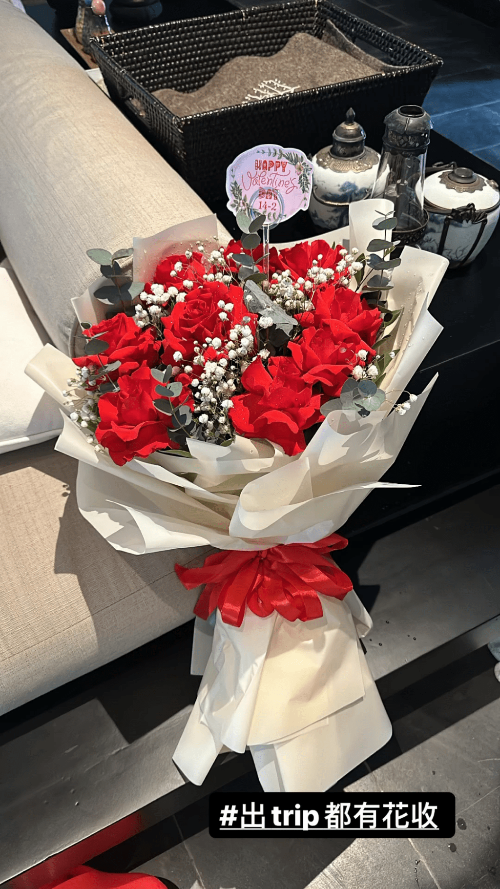 翁嘉穗貼出一束紅玫瑰照，並冧爆寫道：「出Trip都有花收。」相信是丈夫鄔友正製造的浪漫驚喜。