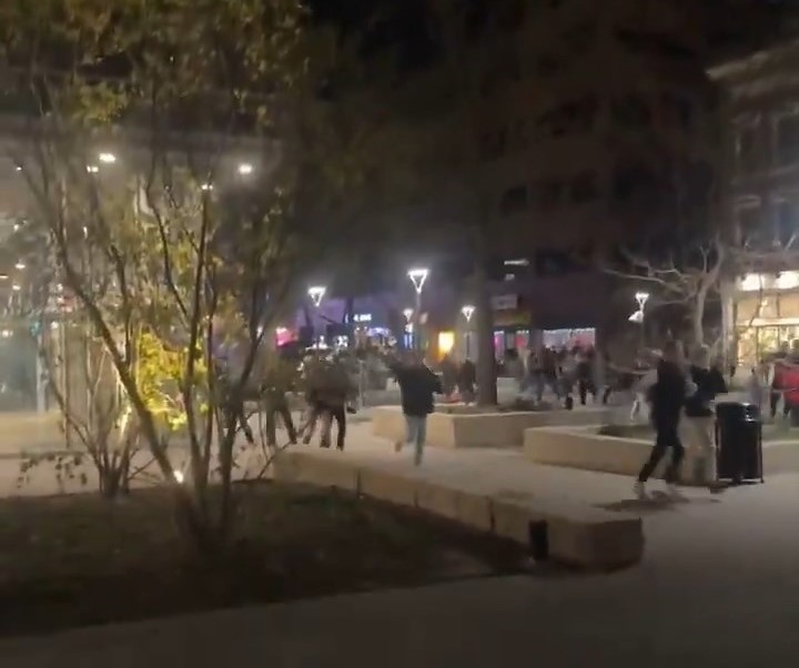 网上流传事发时大批年轻人殴斗影片。X@Hawkeye Paul